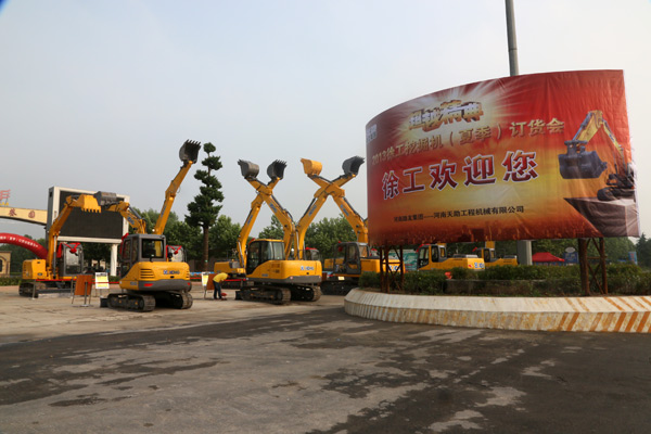 路友公司—2013年杏彩·电子（中国）官方网站挖掘机订货会外景