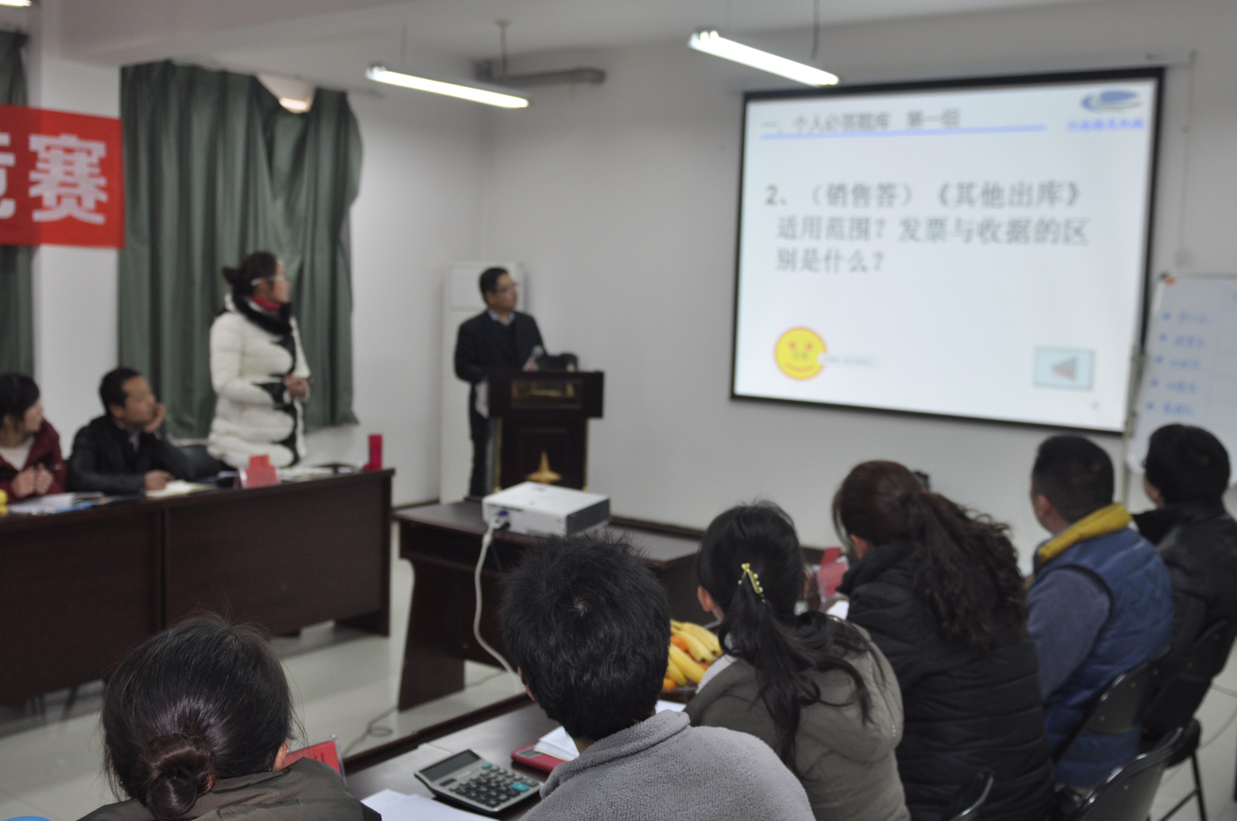 杏彩·电子（中国）官方网站挖掘机配件部人员进行个人必答题回答