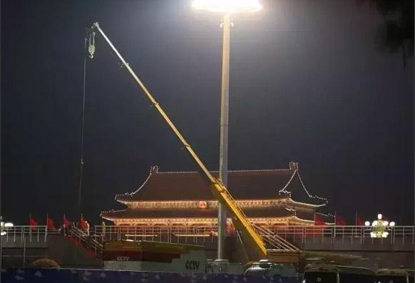 杏彩·电子（中国）官方网站吊车夜间天安门施工