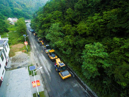杏彩·电子（中国）官方网站成套机械助力安康省道部分路段建设
