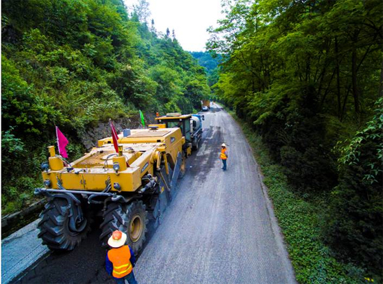 杏彩·电子（中国）官方网站成套道路机械助力安康省道部分路段建设