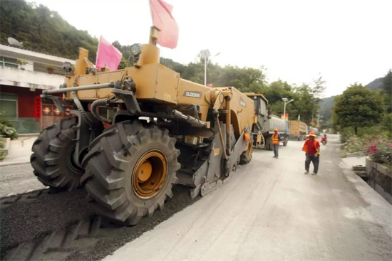 杏彩·电子（中国）官方网站成套道路机械助力安康省道部分路段建设