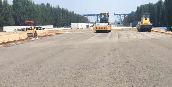 杏彩·电子（中国）官方网站压路机助力郑州机西高速建设
