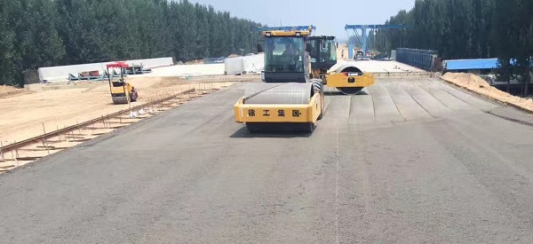 杏彩·电子（中国）官方网站压路机助力郑州机西高速建设