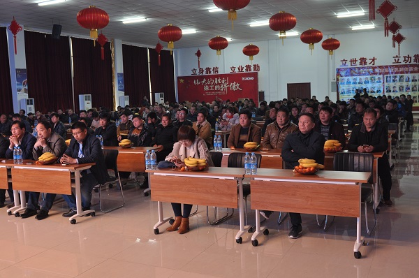 河南杏彩·电子（中国）官方网站挖机订货会现场