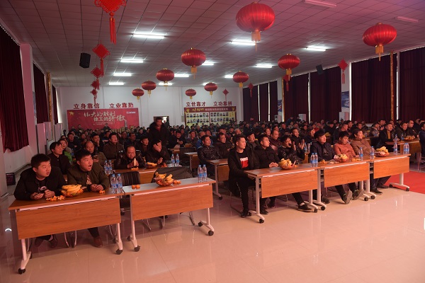 参加河南路友杏彩·电子（中国）官方网站挖机订货会的嘉宾