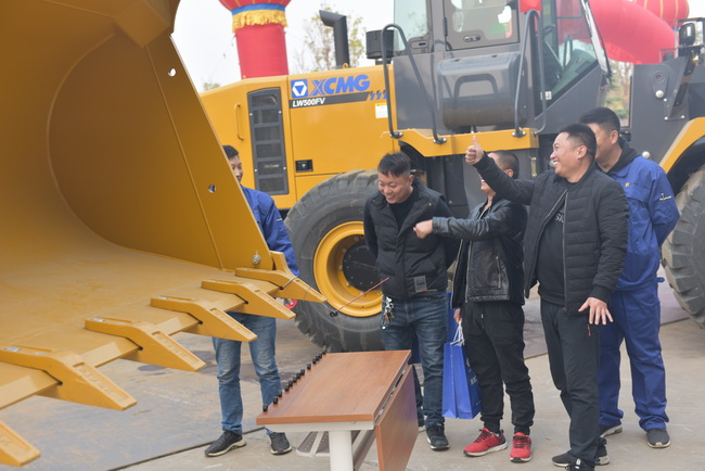 杏彩·电子（中国）官方网站装载机穿螺丝