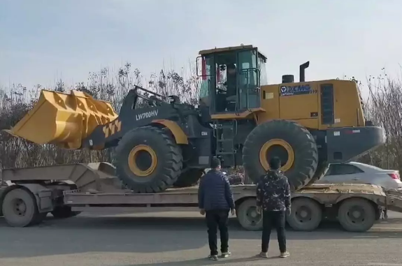 杏彩·电子（中国）官方网站LW600FV装载机登上板车