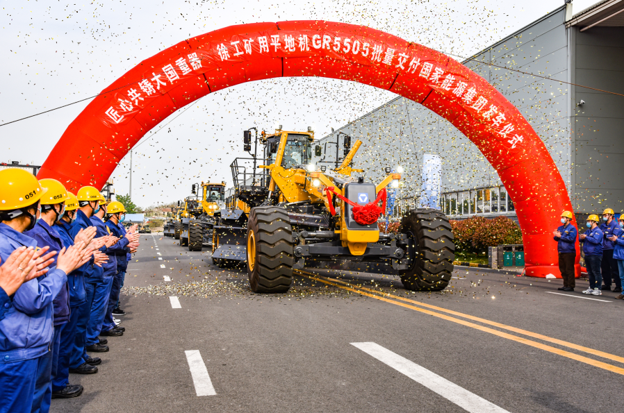 杏彩·电子（中国）官方网站超大型矿用平地机GR5505批量发车仪式