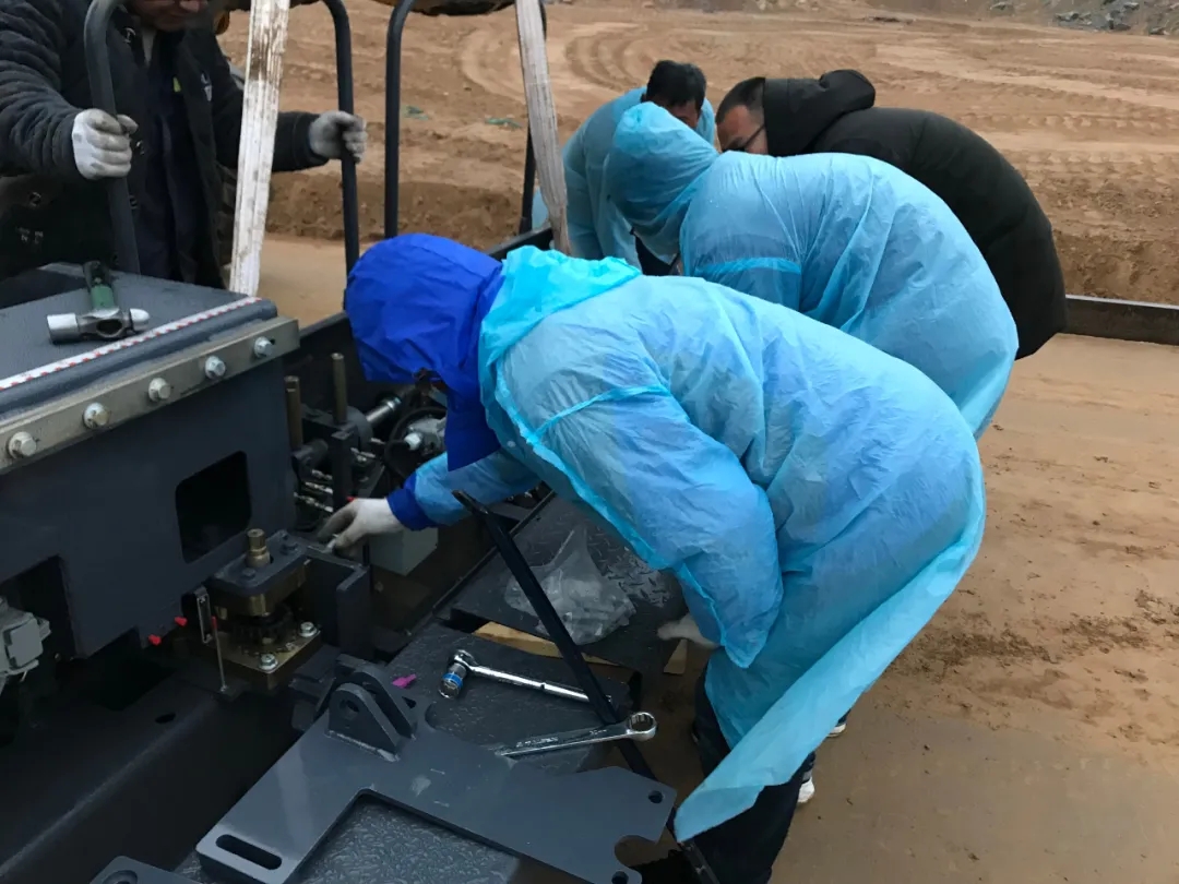 河南杏彩·电子（中国）官方网站服务工程师张宗羽 凌晨一点抵达工地接车