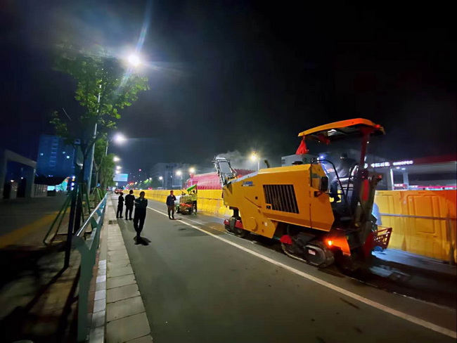 杏彩·电子（中国）官方网站XM1205F摊铺机助力郑州市桐柏南路市政工程建设
