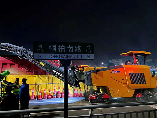 杏彩·电子（中国）官方网站XM1205F摊铺机助力郑州市桐柏南路市政工程建设