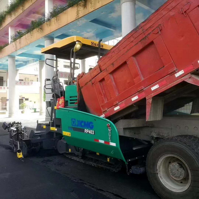 杏彩·电子（中国）官方网站RP403摊铺机在登封市唐庄初级中学校园道路施工