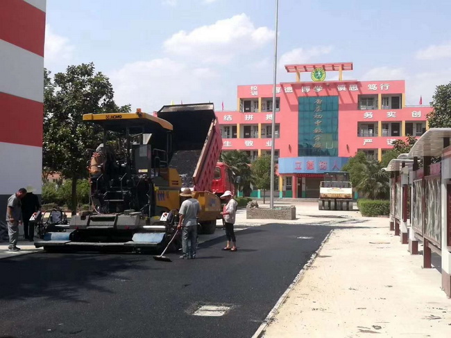 杏彩·电子（中国）官方网站摊铺机助力登封市唐庄初级中学校园道路施工