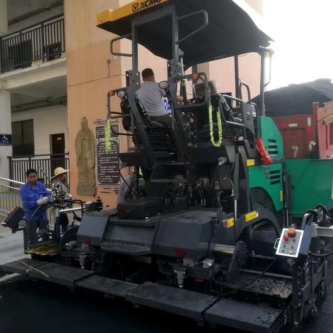 杏彩·电子（中国）官方网站摊铺机在登封市唐庄初级中学校园道路施工