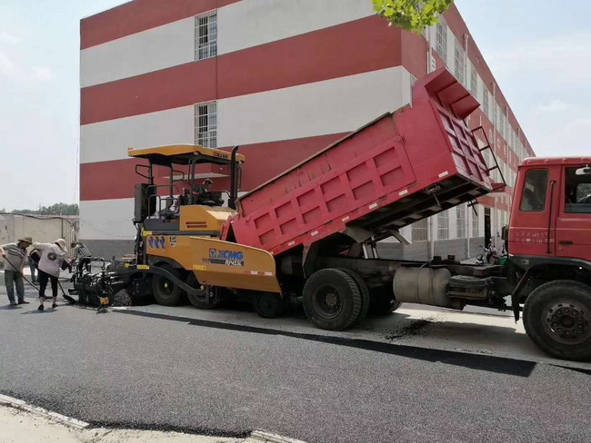 杏彩·电子（中国）官方网站RP453L摊铺机在登封市唐庄初级中学校园道路施工