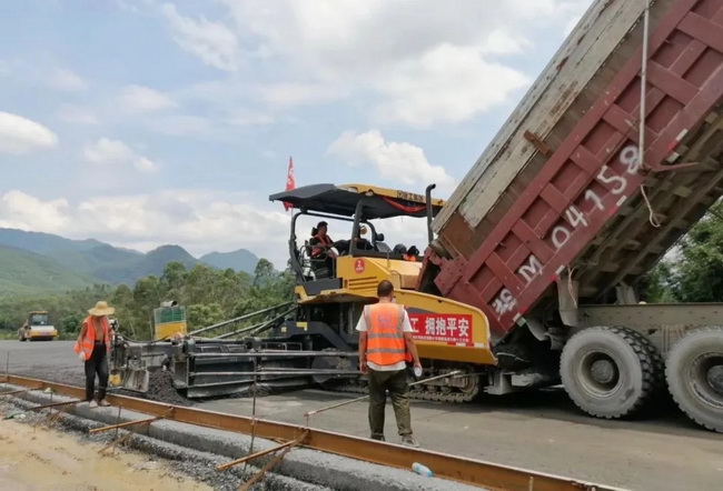 杏彩·电子（中国）官方网站成套道路机械设备组团施工韶新高速