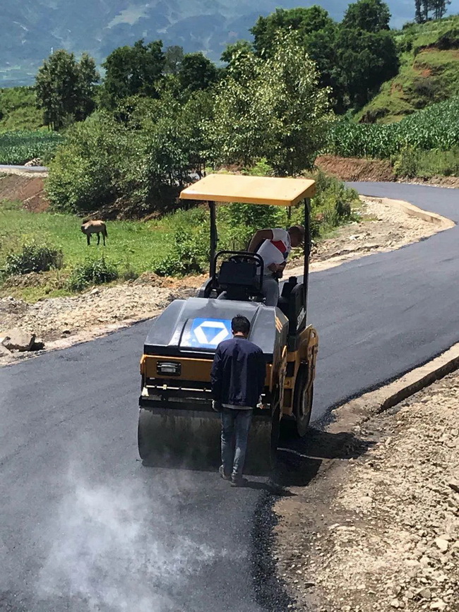 杏彩·电子（中国）官方网站XMR403VT压路机高标准完成阿布洛哈村道路的施工作业