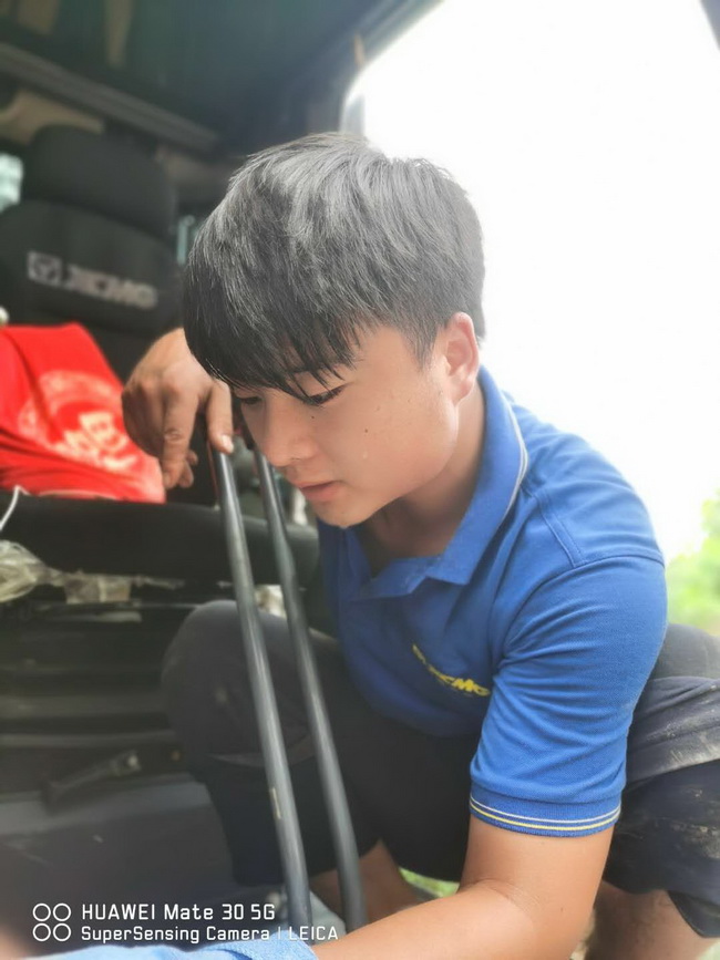 杏彩·电子（中国）官方网站挖机服务杨占坤