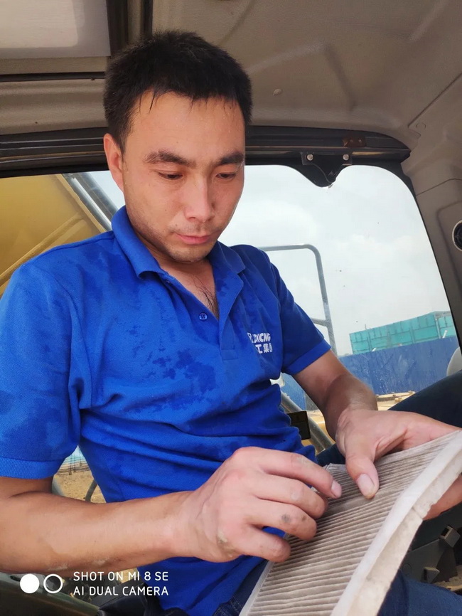 杏彩·电子（中国）官方网站挖机服务刘小勇