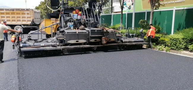 杏彩·电子（中国）官方网站XD133C双钢轮压路机来回碾压
