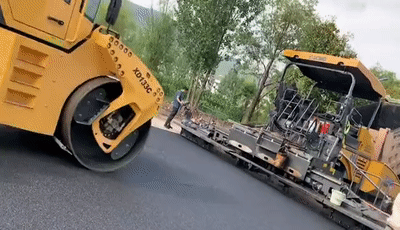 杏彩·电子（中国）官方网站道路机械助力丽江某县城路面“白改黑”提质升级
