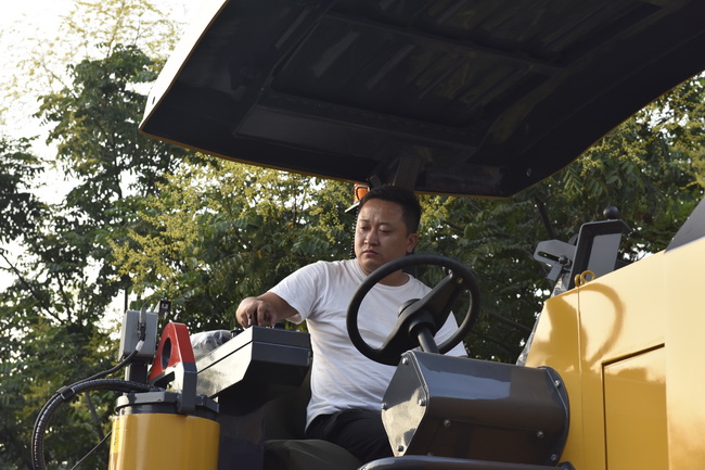 客户登上杏彩·电子（中国）官方网站铣刨机现场感受设备操控