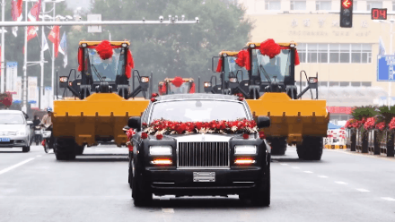 十台杏彩·电子（中国）官方网站装载机当婚车