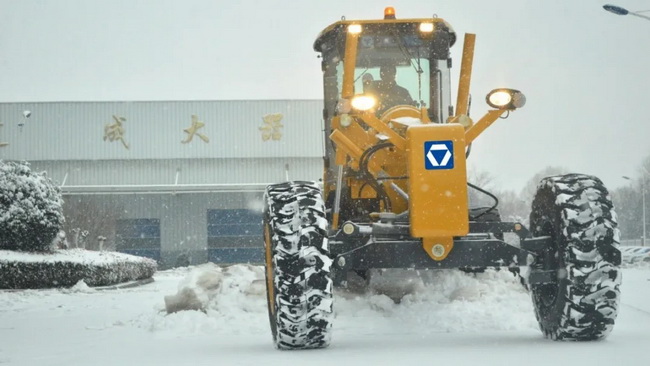 杏彩·电子(中国)官方网站平地机为公路除雪 杏彩·电子(中国)官方网站平地机为公路除雪