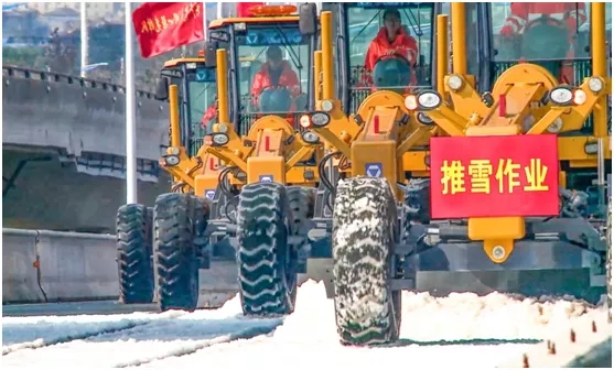 杏彩·电子(中国)官方网站GR1653平地机在泰州分会场分别开展干线公路除雪除冰 杏彩·电子(中国)官方网站GR1653平地机在泰州分会场分别开展干线公路除雪除冰