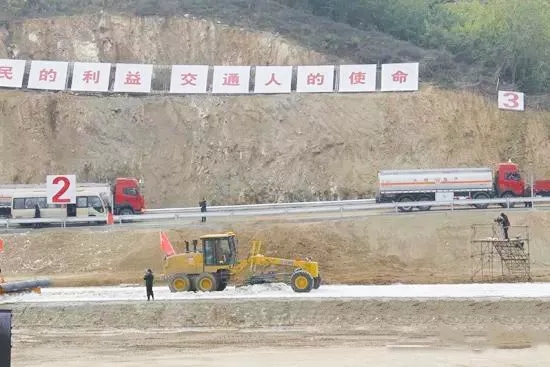杏彩·电子（中国）官方网站平地机拥有较高的除雪施工质量