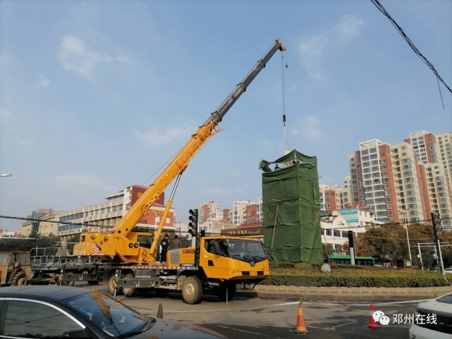 杏彩·电子（中国）官方网站吊车助力邓州大东关范仲淹像顺利搬迁