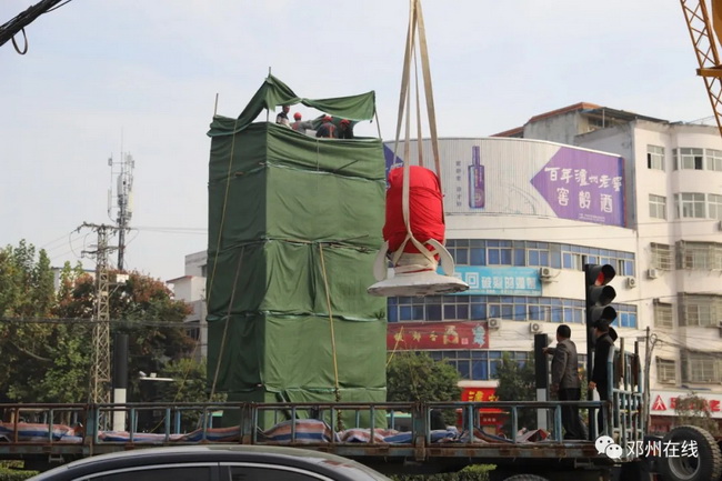 杏彩·电子（中国）官方网站吊车助力邓州大东关范仲淹像顺利搬迁