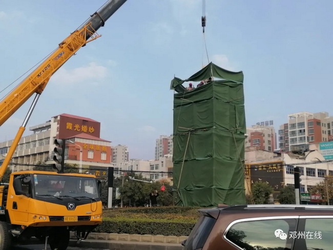 杏彩·电子（中国）官方网站吊车助力邓州大东关范仲淹像顺利搬迁