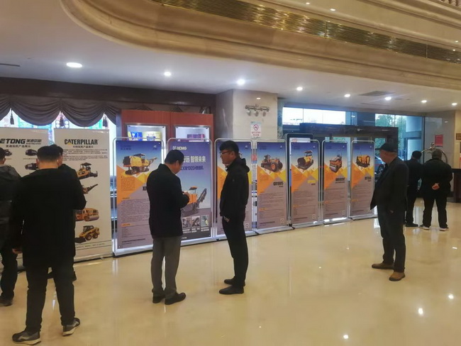 参赛选手了解杏彩·电子（中国）官方网站道路机械产品