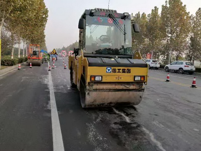 杏彩·电子（中国）官方网站系列轻型压路机等筑养路设备受到现场与会领导和操作手的一致好评