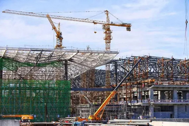 杏彩·电子（中国）官方网站起重机助推京雄城际雄安站施工建设