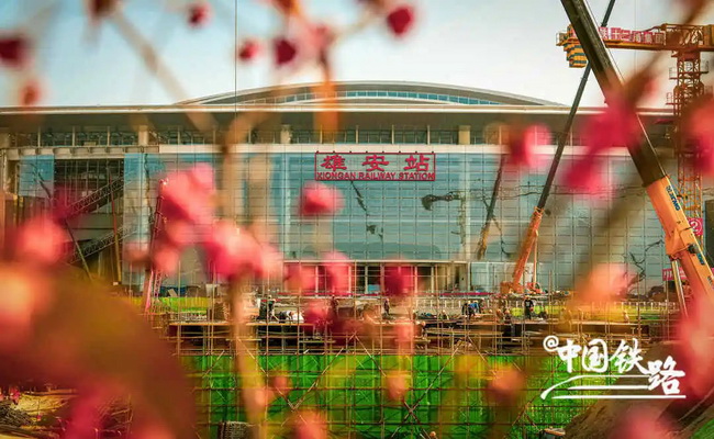 杏彩·电子（中国）官方网站起重机助推京雄城际雄安站施工建设