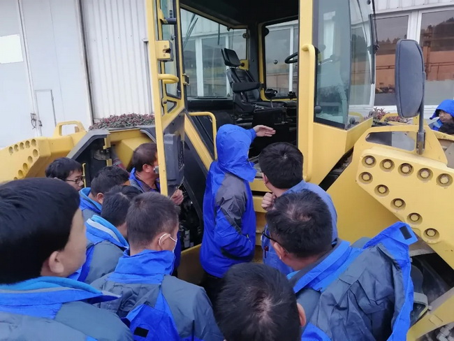 杏彩·电子（中国）官方网站道路机械培训班理论与实操相结合