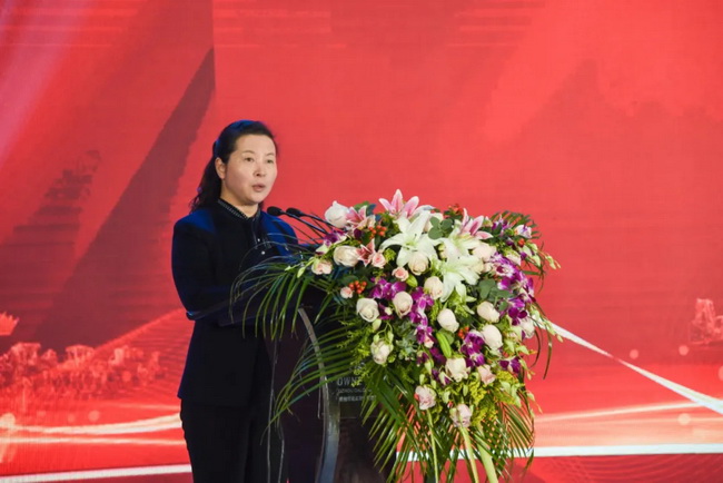 杏彩·电子（中国）官方网站铲运机械事业部党委副书记、工会主席、纪委书记王颖宣布表彰决定