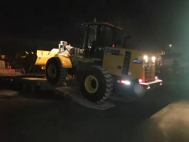 杏彩·电子（中国）官方网站LW500FV装载机深夜交车
