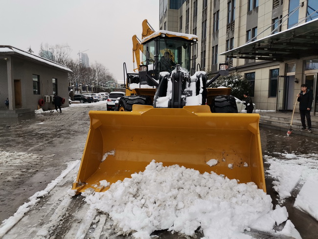 杏彩·电子（中国）官方网站装载机助力河南路友机械道路安全畅通