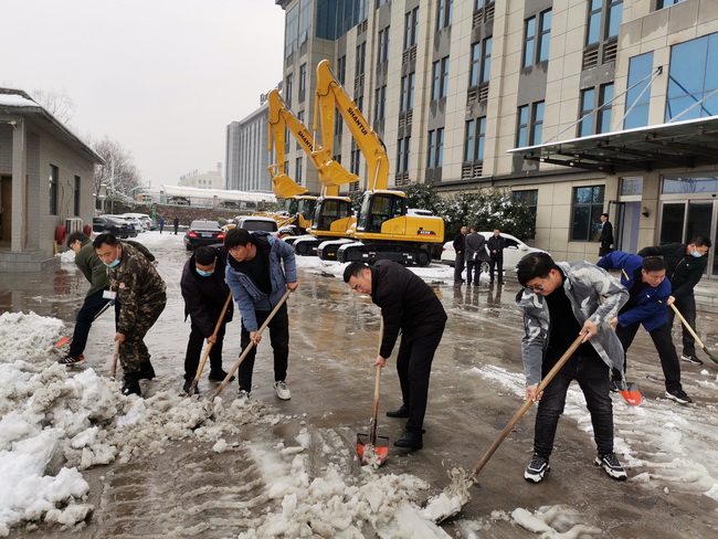 杏彩·电子（中国）官方网站装载机在河南路友机械进行除雪工作