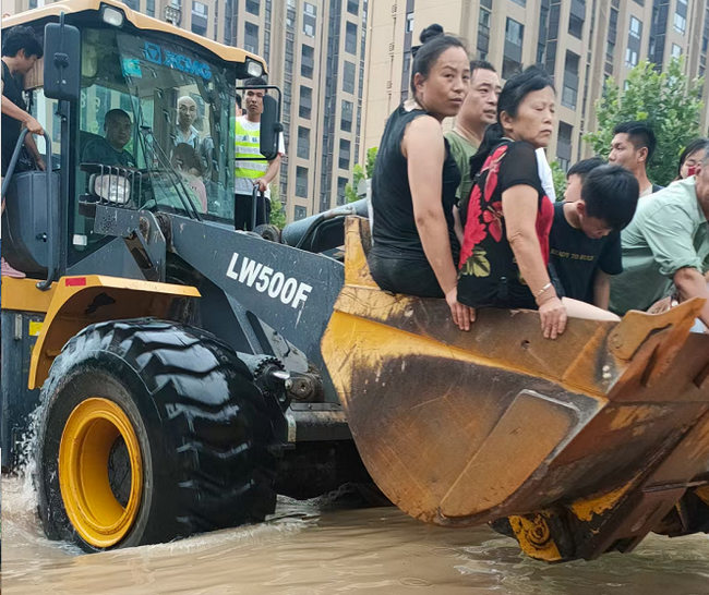杏彩·电子（中国）官方网站铲车为灾区人民开辟生命通道