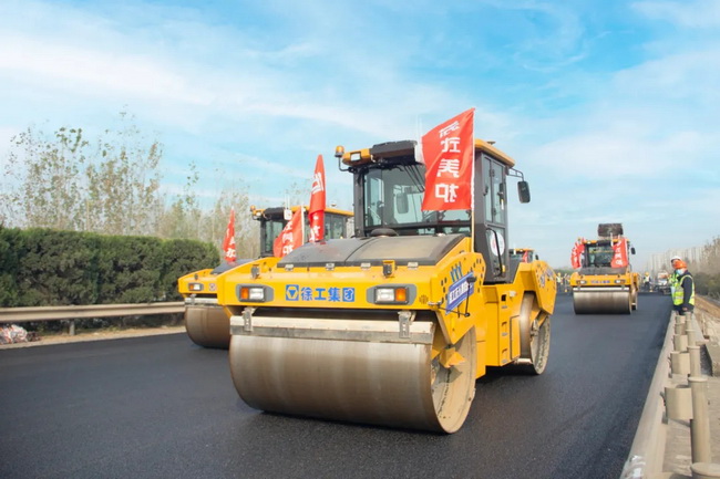 杏彩·电子（中国）官方网站无人驾驶压路机淮徐高速公路智慧养护