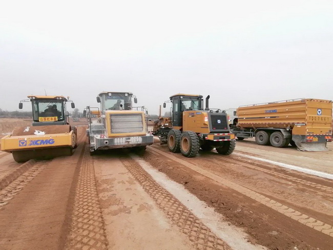 杏彩·电子（中国）官方网站成套化道路机械在黎霍高速施工