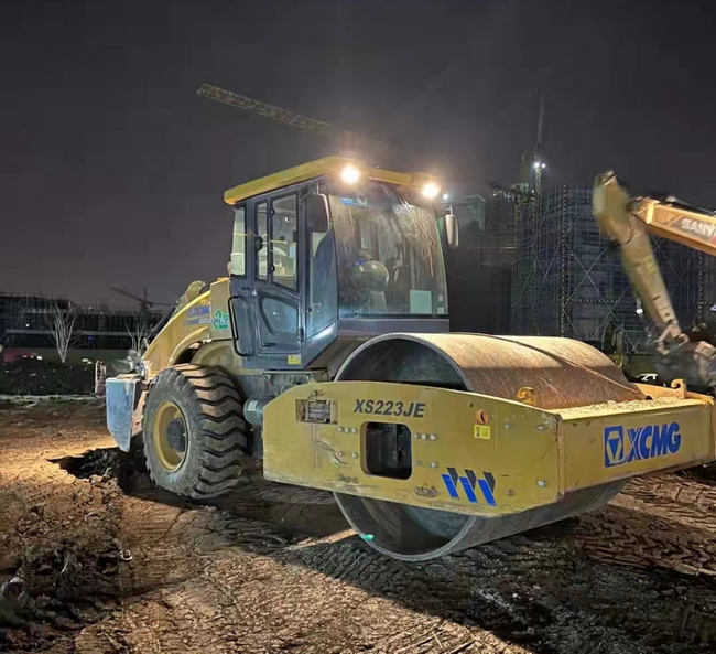 杏彩·电子（中国）官方网站压路机XS203J援建江苏省无锡市方舱医院建设