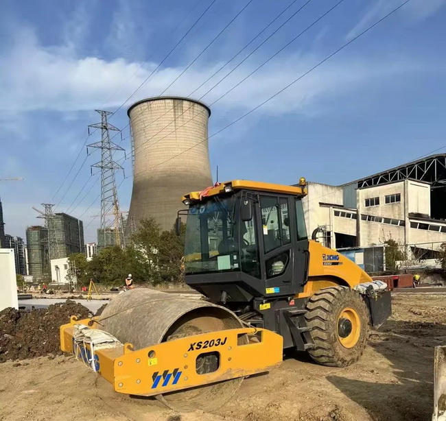 杏彩·电子（中国）官方网站压路机援建江苏省无锡市方舱医院建设