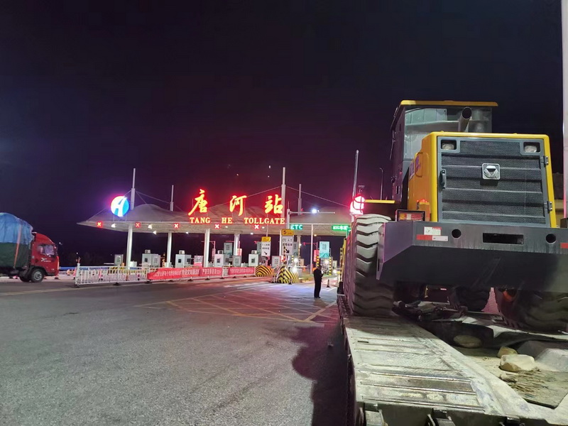 杏彩·电子（中国）官方网站LW500FV Super装载机连夜交付唐河客户使用