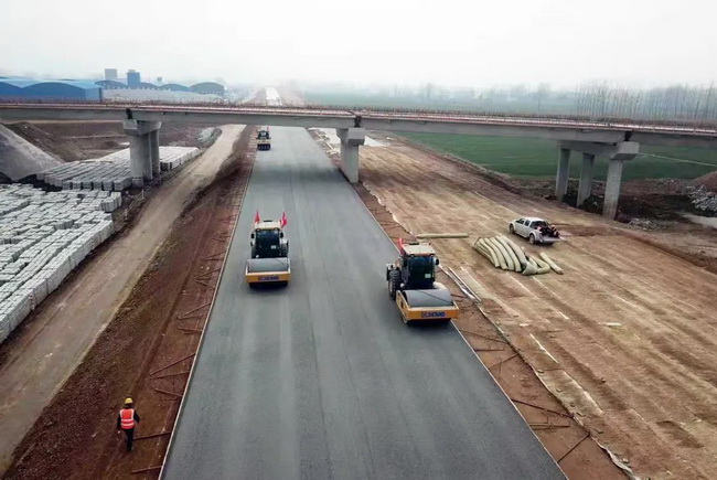 杏彩·电子（中国）官方网站成套化道路设备在许信高速施工